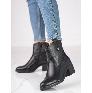 Trendy dámske členkové topánky čiernej farby na širokom podpätku