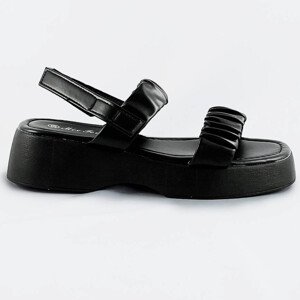 Černé sandály na nízké platformě model 17356939 černá XL (42) - Mix Feel